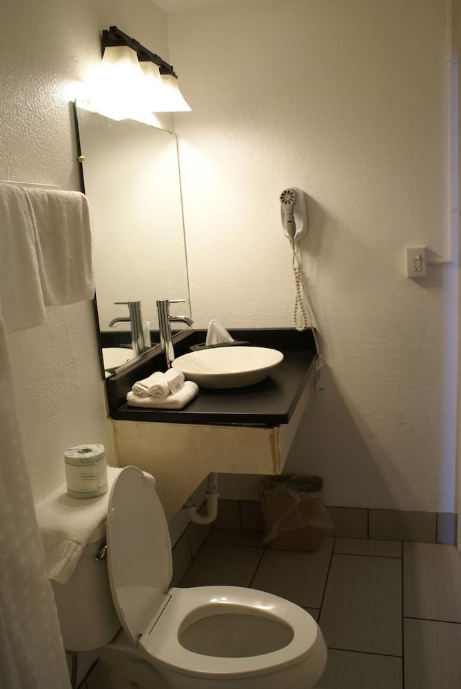 Whispering Pines Motel - אשוויל מראה חיצוני תמונה