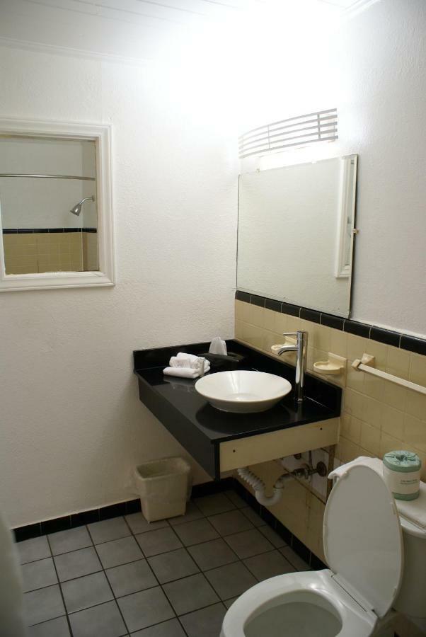 Whispering Pines Motel - אשוויל מראה חיצוני תמונה